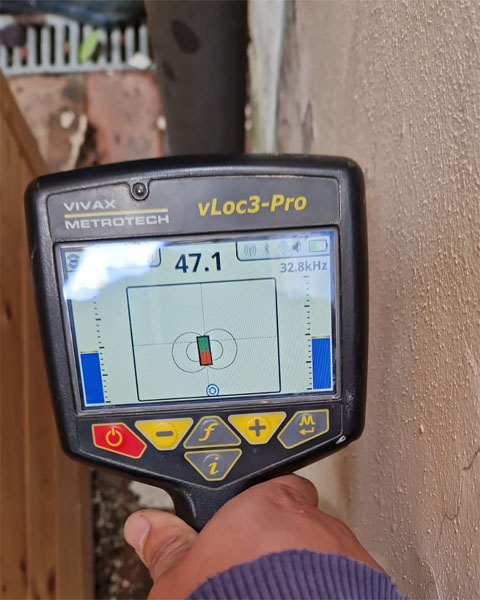 Il localizzatore radiofrequenze è una tecnica non invasiva per individuare perdite in tubazioni e cavità, usando un trasmettitore radio che emette un segnale rilevabile per localizzare la falla e con l'obiettivo della ricerca perdite occulte Monza